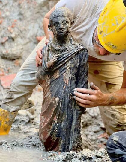 Entre 2021 y 2022 brotó desde el fango un santuario termal etrusco y romano de extraordinaria importancia con esculturas de bronce