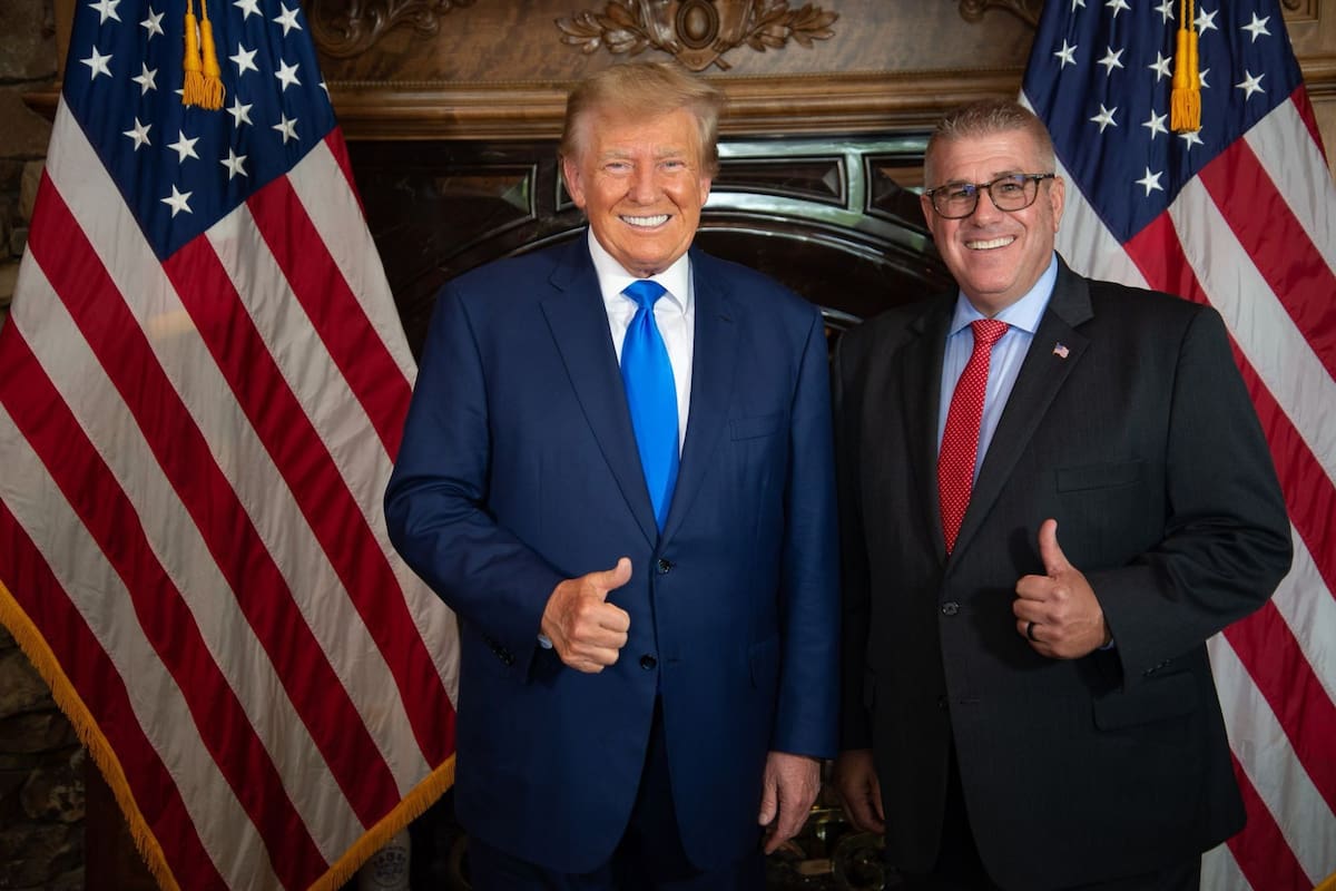 Entre 2021 y 2023, Darren Bailey asumió como Senador Estatal por el Distrito 55 de Illibois; actualmente se postula como precandidato republicano a la gobernación