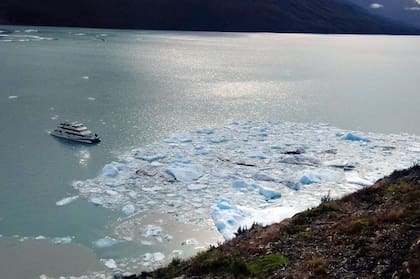 Entre 40 y 50 horas lleva descargar el agua atrapada del dique en el Canal de los Témpanos que la llevara al cuerpo principal del Lago Argentino