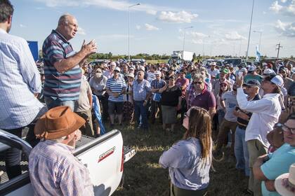 Entre 500 y 700 productores de Santa Fe se reunieron ayer en Armstrong para analizar las medidas