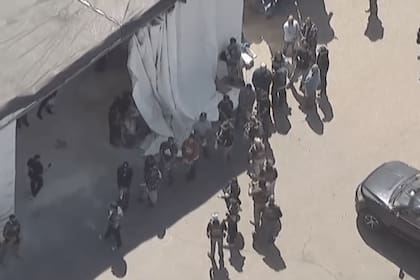 Entre 60 y 70 trabajadores fueron interrogados y 20 de ellos fueron detenidos en un allanamiento, tras comprobarse el uso de documentos falsos en nóminas