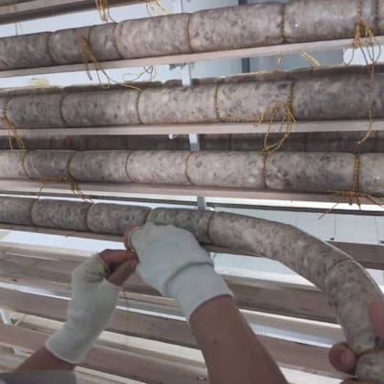 Entre 8 y 9 personas trabajaron en la elaboración del salame más largo de la Argentina