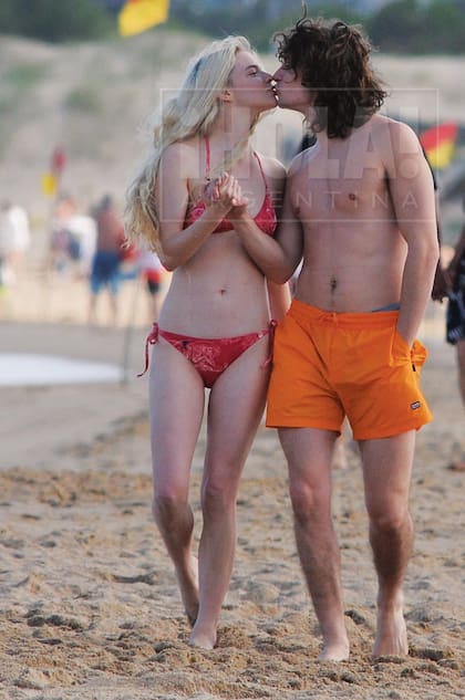 Entre besos y abrazos, caminaron de la mano desde La Huella hacia Club de Mar.