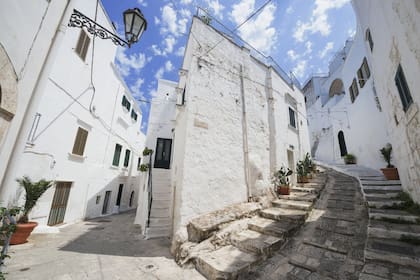 Entre calles zigzagueantes, el centro viejo de Ostuni