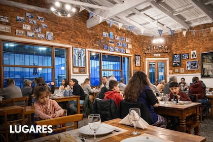Entre camisetas, fotos y banderines, el salón de ambiente familiar tiene vista directa a la cancha de futsal