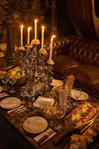 Entre candelabros y sillones Chesterfield, la propuesta es de una cocina italiana pero sin sofisticaciones