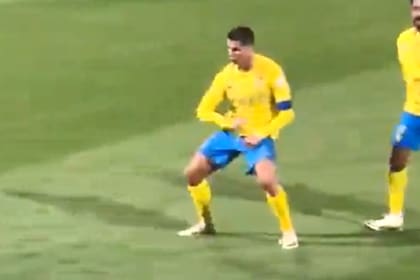 Entre cánticos alusivos a Lionel Messi, Cristiano Ronaldo realizó un obsceno gesto a la hincha rival