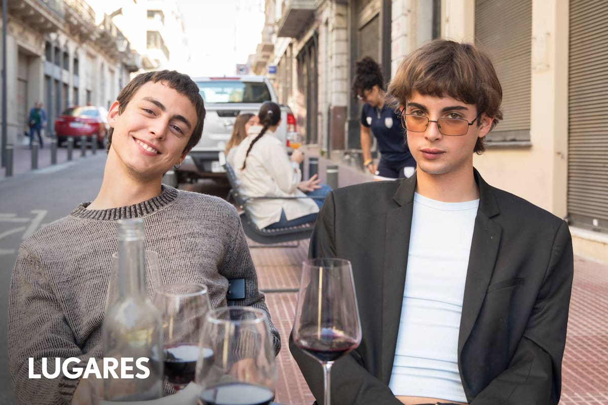 Entre copas un domingo al mediodía, en el bar de vinos Viti, en la Ciudad Vieja
