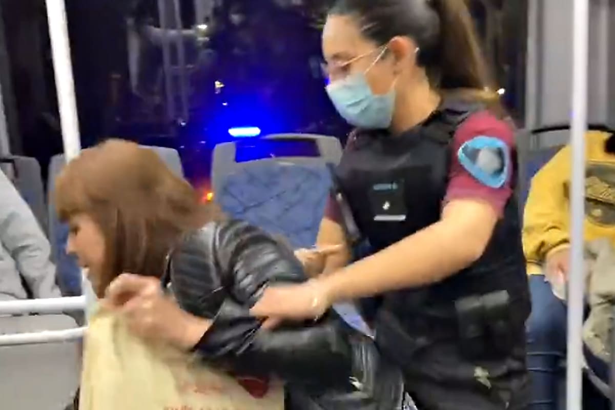 Entre dos oficiales bajaron a la mujer que no quiso usar tapabocas