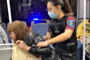 Entre dos oficiales bajaron a la mujer que no quiso usar tapabocas