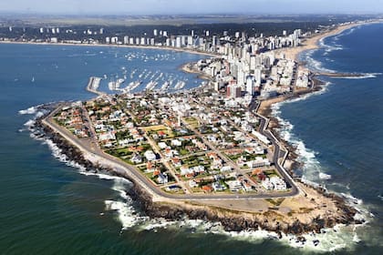 Entre el 60 y el 70% de los turistas que visitan Punta del Este en el verano son argentinos