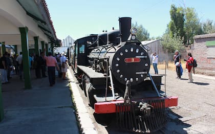 Entre el equipamiento histórico del tren centenario se pueden admirar las locomotoras
