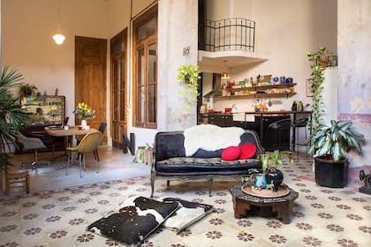 Entre el living y el comedor había una pared que Inés decidió tirar para integrar los dos ambientes y hacerlos más luminosos. Las plantas –colgadas, sobre las mesas o en el piso– son una marca de la ambientación.