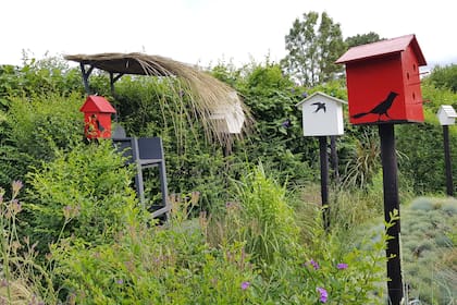 Entre gramíneas, instalación artística con casitas para aves intervenidas por la artista Claudia Degliuomini, inspirada en un jardín que Nicolás Heinen visitó en Chaumont-sur-Loire.