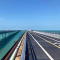 La carretera que cruza 113 millas de océano y se siente como conducir sobre el agua