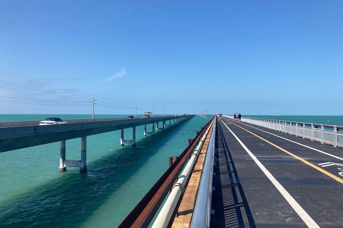 Entre horizontes azules, la ruta recorre 182 kilómetros hasta Key West