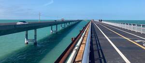La carretera que cruza 113 millas de océano y se siente como conducir sobre el agua