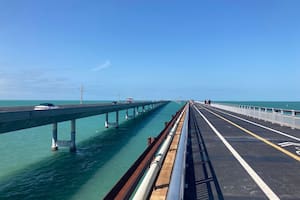 La carretera que cruza 113 millas de océano y se siente como conducir sobre el agua