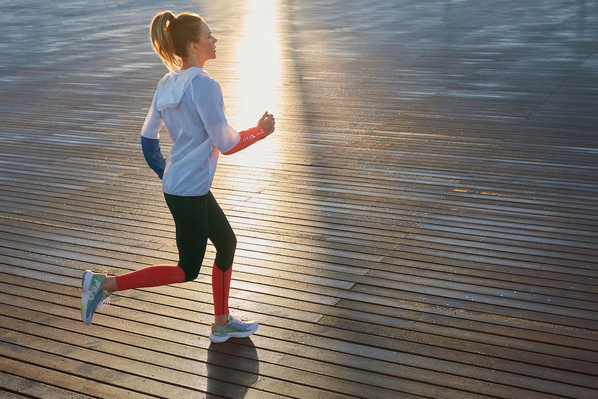 Entre la cama y el ejercicio, hay razones para madrugar y rendir mejor en el entrenamiento.