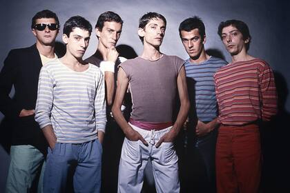 Entre la dictadura y la hiperinflación, el cantante platense lideró la banda que sacudió el rock nacional con innovación, provocación y mucho humor