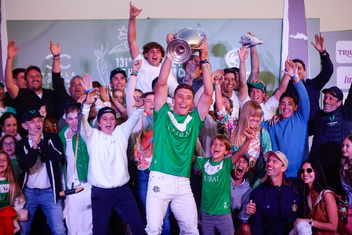 Entre la euforia de Bartolomé Castagnola (h.) y la alegría de Pablo Mac Donough (al fondo) y Facundo Pieres (abajo), festeja La Natividad su conquista del Abierto de Hurlingham tras la final de 80 goles contra La Dolfina.