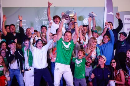 Entre la euforia de Bartolomé Castagnola (h.) y la alegría de Pablo Mac Donough (al fondo) y Facundo Pieres (abajo), festeja La Natividad su conquista del Abierto de Hurlingham tras la final de 80 goles contra La Dolfina.