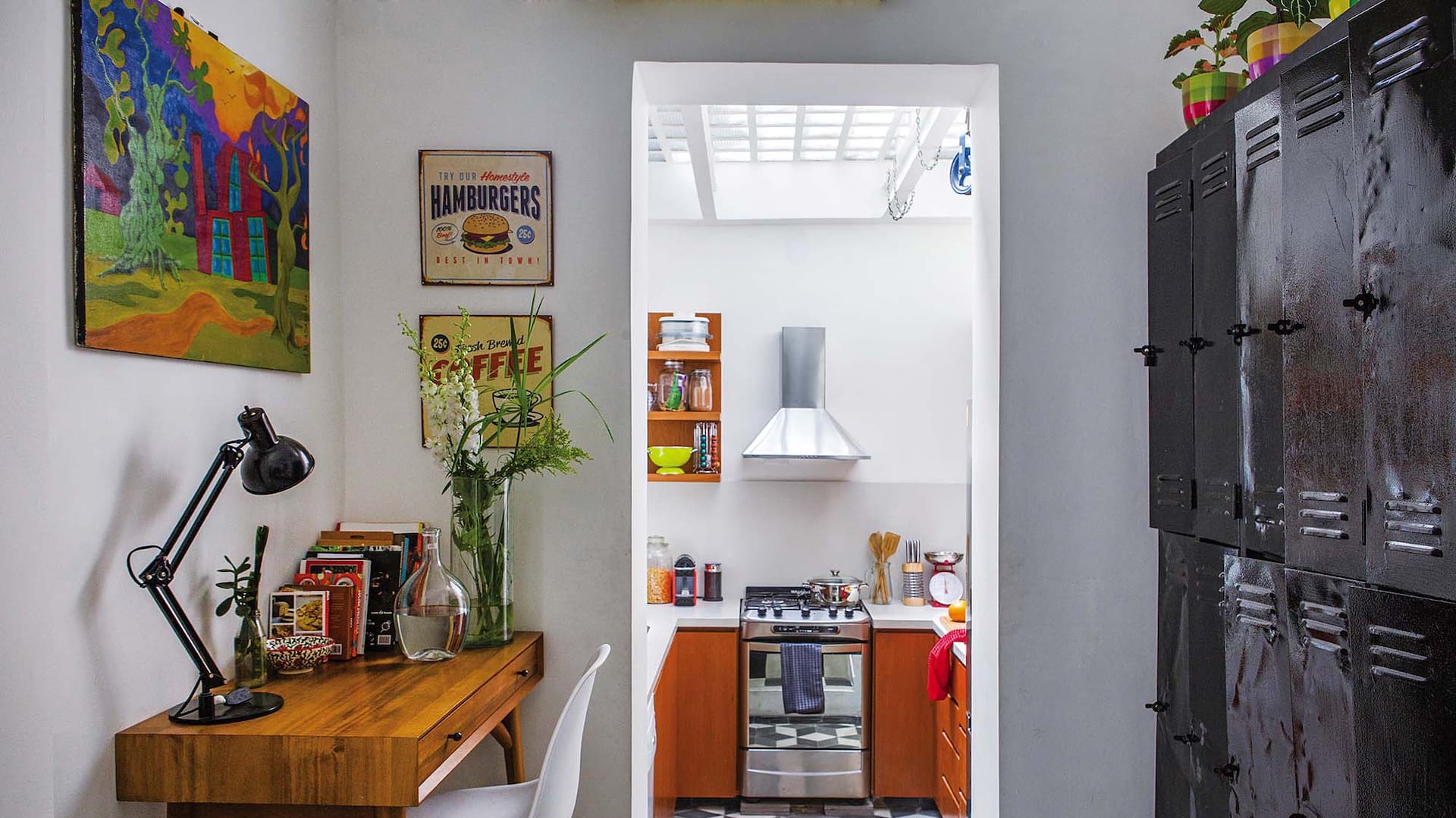 Entre la galería y la cocina, un escritorio traído de Estados Unidos y un módulo de casilleros rescatado de una obra.