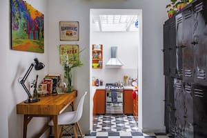 Entre la galería y la cocina, un escritorio traído de Estados Unidos y un módulo de casilleros rescatado de una obra.