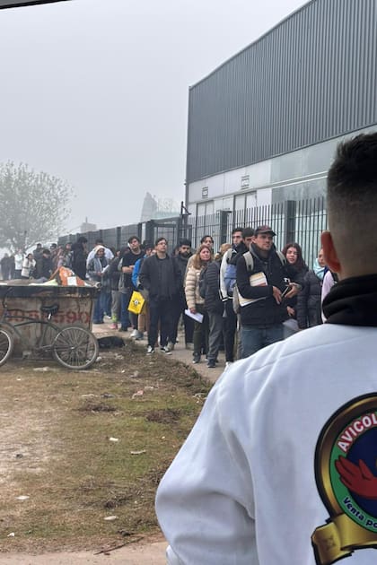 Entre la humedad y la espera, la fila avanza lentamente mientras siguen llegando nuevos postulantes