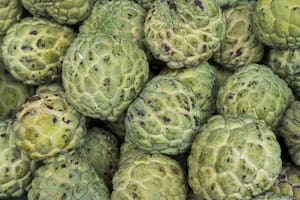 Entre la multiplicidad de beneficios, las semillas molidas de esta fruta se utilizan como insecticida para eliminar plagas