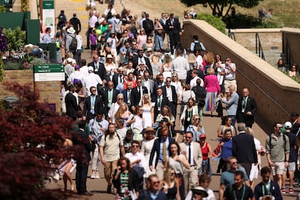 Entre la multitud: Roger Federer caminando entre el público (escoltado por personal de seguridad, claro) en el All England.