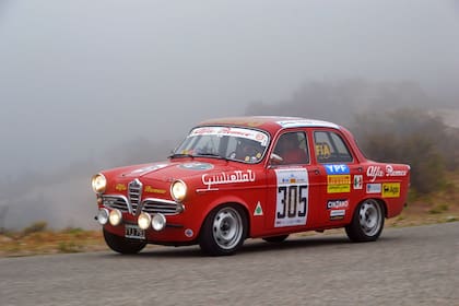 Entre la niebla, el Alfa Romeo Giulietta de 1961 de Carlos Hidalgo y Juan Pablo Villarino, que llegó desde Haedo; el clima fue fresco y húmedo en las primeras tres jornadas de la prueba.