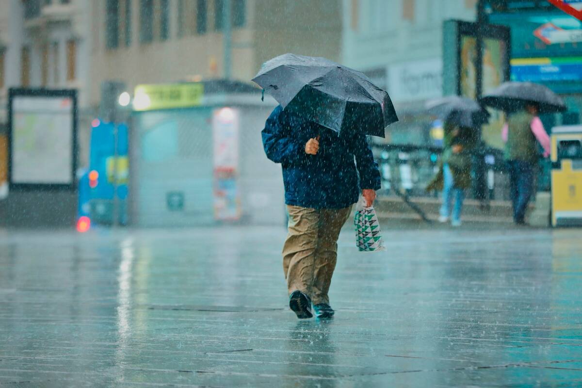 Entre la pandemia y la lluvia hay poca gente caminando por la calle