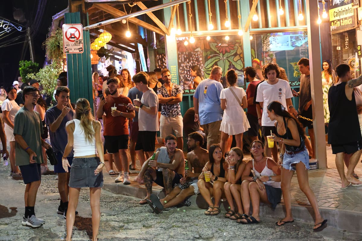 Entre la playa de día y la fiesta de noche, Praia do Rosa se consolida como punto de encuentro juvenil