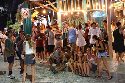 Entre la playa de día y la fiesta de noche, Praia do Rosa se consolida como punto de encuentro juvenil