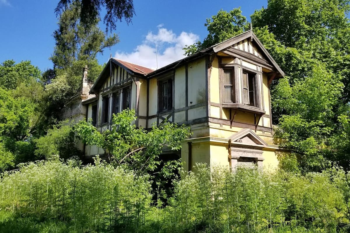 Entre la vegetación, la estancia que perteneció a Martínez de Hoz