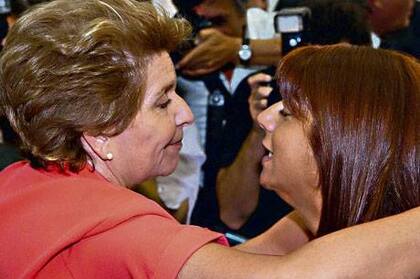 Entre lágrimas, Elsa Schenone, la madre de Marcos, se abraza con la fiscal Gabriela Baigún, luego de escuchar la sentencia del Tribunal Oral Criminal 4 de San Isidro. "Les gané. Marco les ganó", gritó Elsa Schenone, mirando al cielo al finalizar la lectura de la condena.