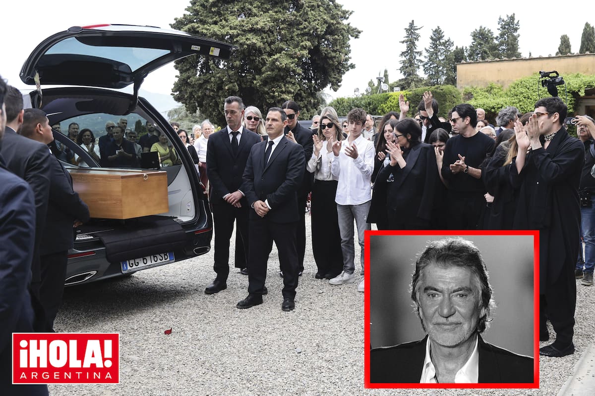 Entre lágrimas y aplausos, el féretro llega desde la villa del couturier, donde el modisto fue velado durante el fin de semana.