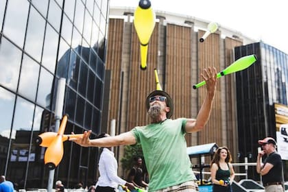 Entre las actividades gratuitas disponibles para el verano en Nueva York se ofrecen clases de malabares