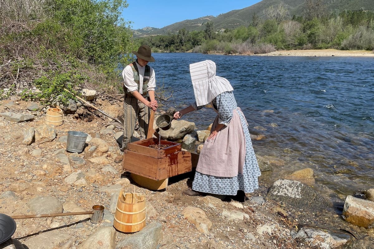 Entre las actividades principales se destacan las lecciones de barrido del oro