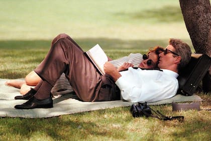 Entre las actrices que casi interpretan a Vivian Ward estuvieron Michelle Pfeiffer, Molly Ringwald y Meg Ryan; mientras que para el de Edward Lewis se consideró a Harrison Word, Al Pacino y John Travolta