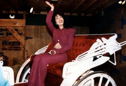 Entre las canciones más famosas de Selena están "Como la flor" y "Amor prohibido".