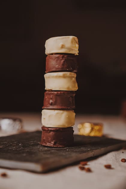 Entre las categorías más llamativas destaca la variante “bajonera”, caracterizada por incorporar una doble capa bañada en chocolate y una cantidad exuberante de dulce de leche