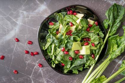 Entre las comidas que recomienda consumir el experto, propone preparar una ensalada de espinaca con tomate