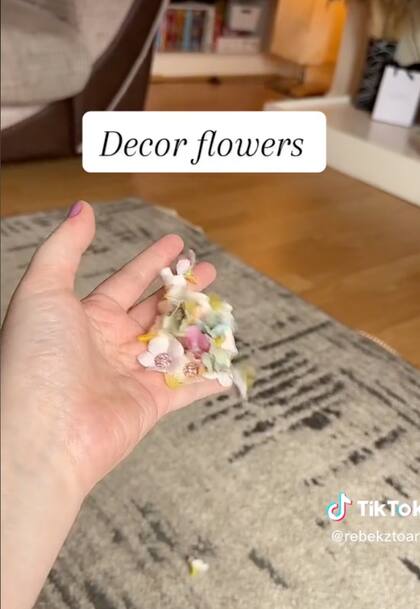 Entre las cosas que compró la novia había flores decorativas