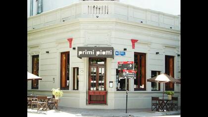 Entre las delicias italianas de Primi Piatti, la pizza se destaca