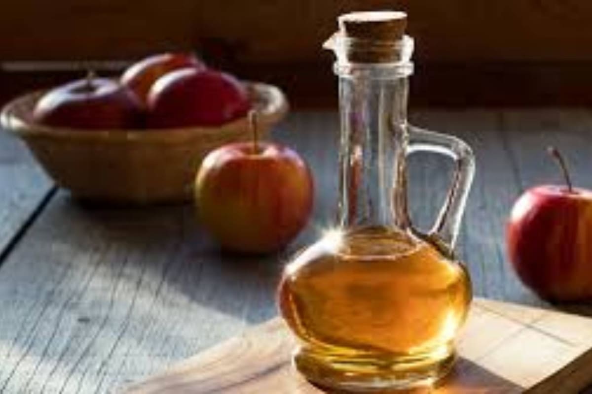Entre las distintas propiedades que ofrece el vinagre de manzana, se encuentra la de ser un defensor contra los hongos de los pies