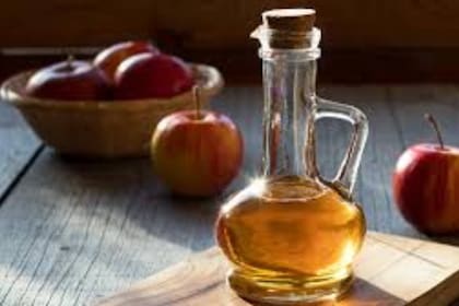 Entre las distintas propiedades que ofrece el vinagre de manzana, se encuentra la de ser un defensor contra los hongos de los pies