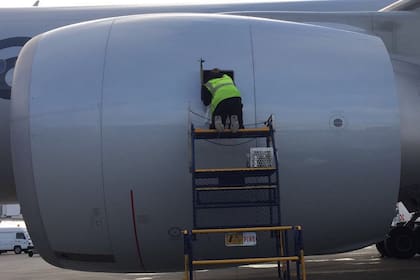 Entre las diversas reparaciones y verificaciones que realiza Emilia está la inspección del motor del avión, una de las tareas preferidas de la mecánica