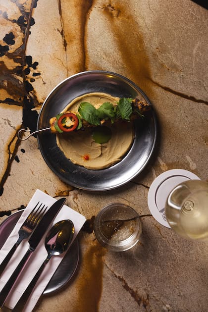 Entre las entradas aparecen un paté de hígados de ave al cognac con pimienta de Sichuan, summer rolls rellenos de langostino y mandioca crocante con coco y picante